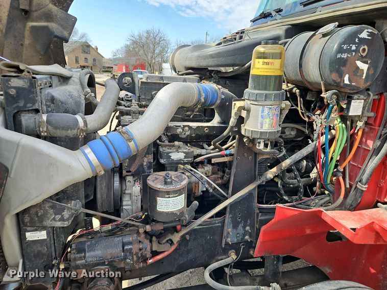 image for item EI3646 2000 International  9400i semi truck