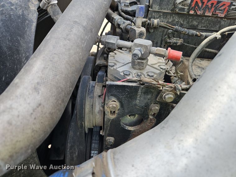 image for item EI3646 2000 International  9400i semi truck