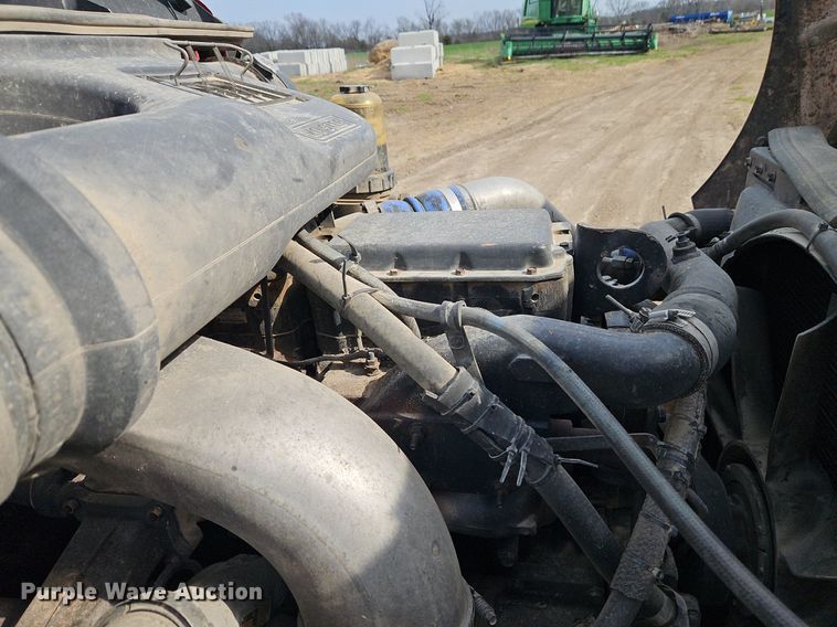 image for item EI3646 2000 International  9400i semi truck