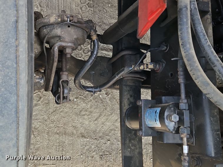 image for item EI3646 2000 International  9400i semi truck