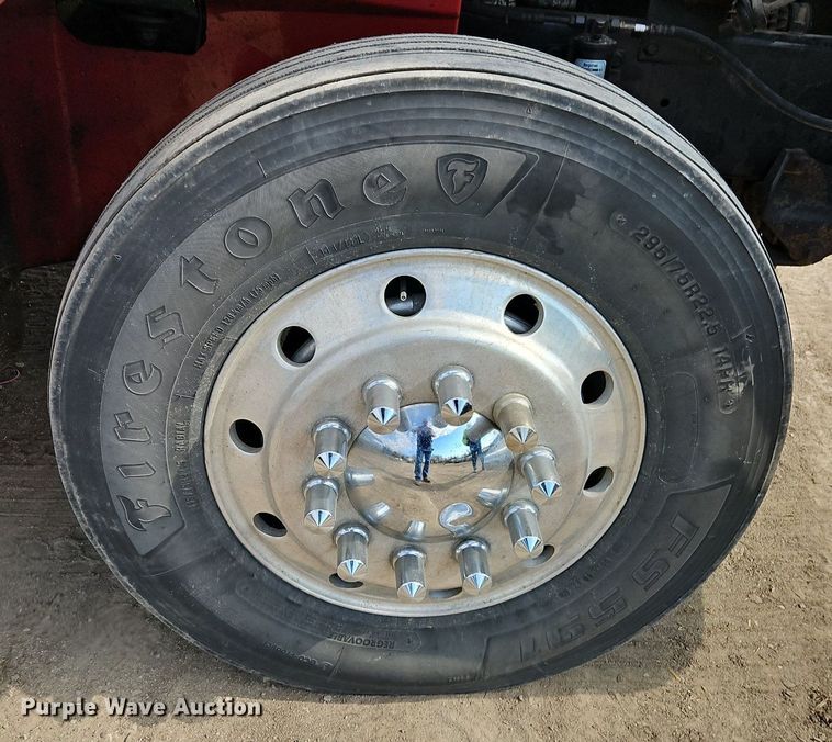 image for item EI3646 2000 International  9400i semi truck