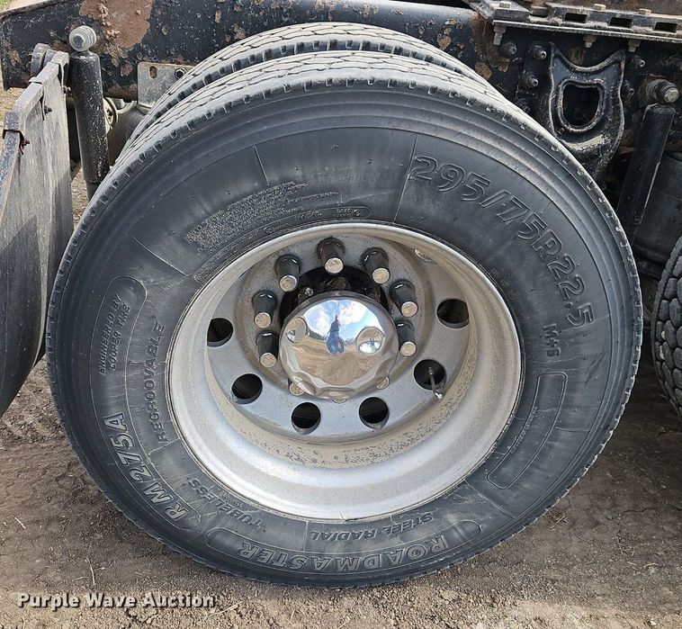 image for item EI3646 2000 International  9400i semi truck