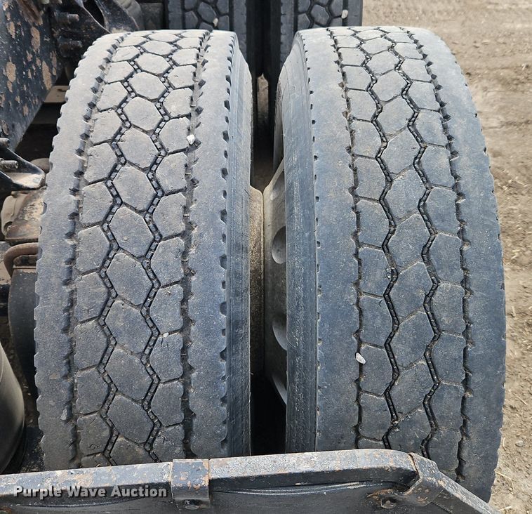 image for item EI3646 2000 International  9400i semi truck