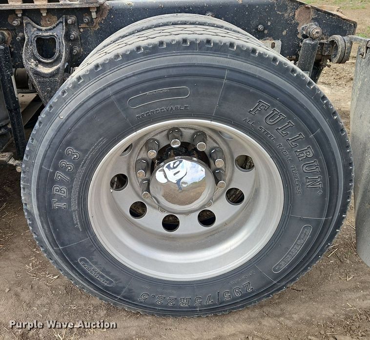 image for item EI3646 2000 International  9400i semi truck