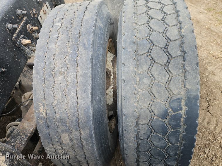 image for item EI3646 2000 International  9400i semi truck