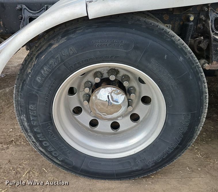 image for item EI3646 2000 International  9400i semi truck