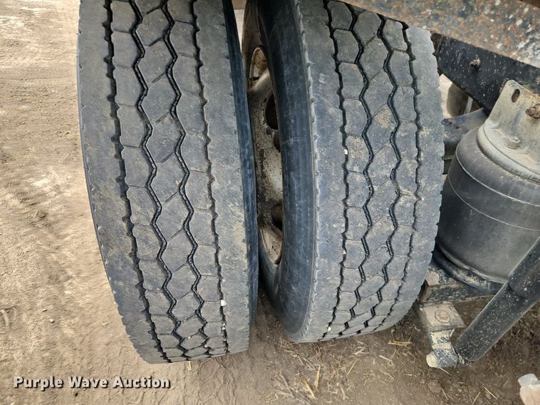 image for item EI3646 2000 International  9400i semi truck