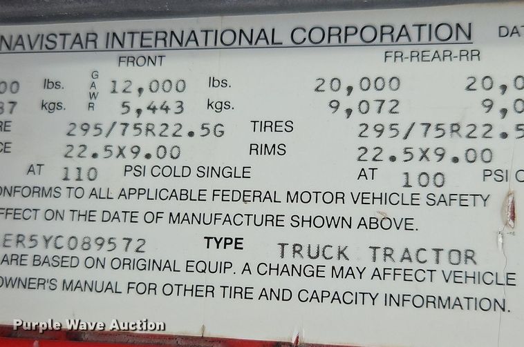 image for item EI3646 2000 International  9400i semi truck