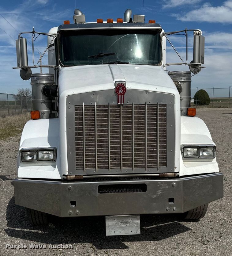 image for item EJ0317 2006 Kenworth T800 semi truck