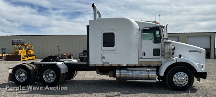 image for item EJ0317 2006 Kenworth T800 semi truck