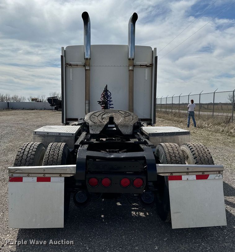 image for item EJ0317 2006 Kenworth T800 semi truck