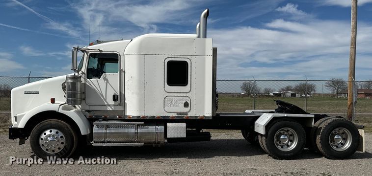 image for item EJ0317 2006 Kenworth T800 semi truck