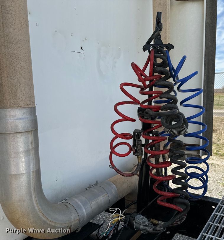 image for item EJ0317 2006 Kenworth T800 semi truck