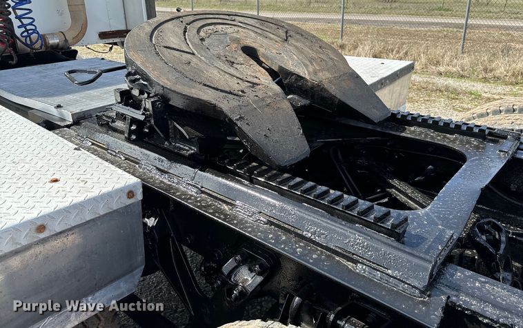 image for item EJ0317 2006 Kenworth T800 semi truck