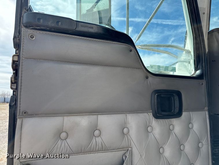 image for item EJ0317 2006 Kenworth T800 semi truck