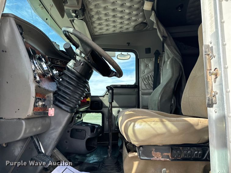 image for item EJ0317 2006 Kenworth T800 semi truck