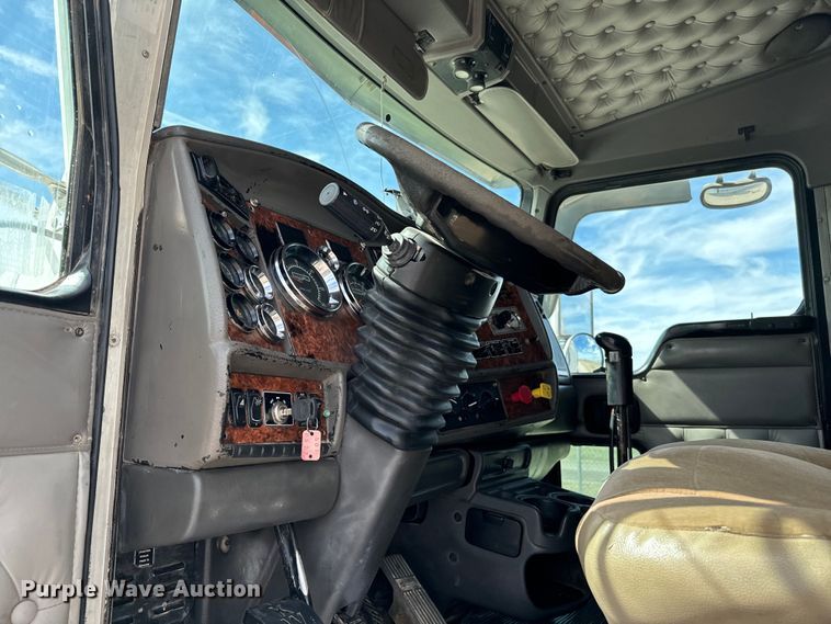 image for item EJ0317 2006 Kenworth T800 semi truck