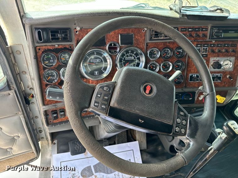 image for item EJ0317 2006 Kenworth T800 semi truck