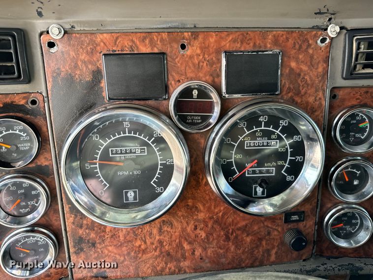 image for item EJ0317 2006 Kenworth T800 semi truck