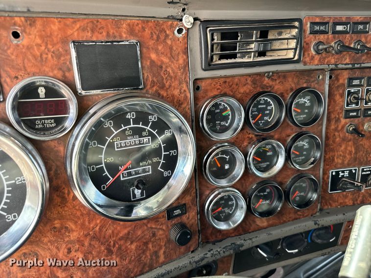 image for item EJ0317 2006 Kenworth T800 semi truck