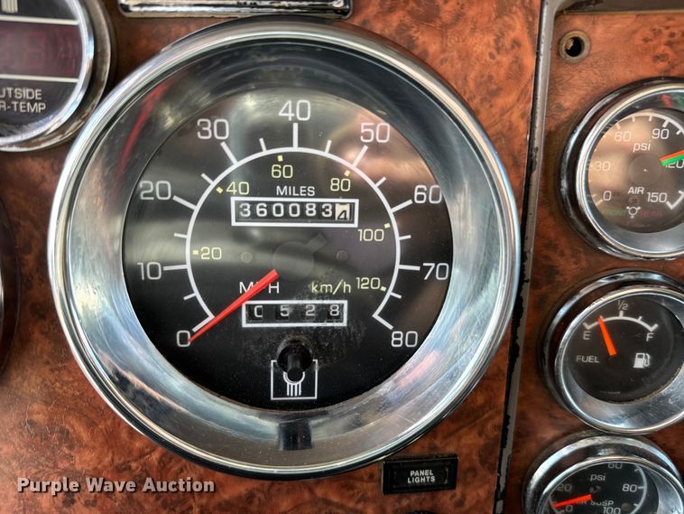 image for item EJ0317 2006 Kenworth T800 semi truck