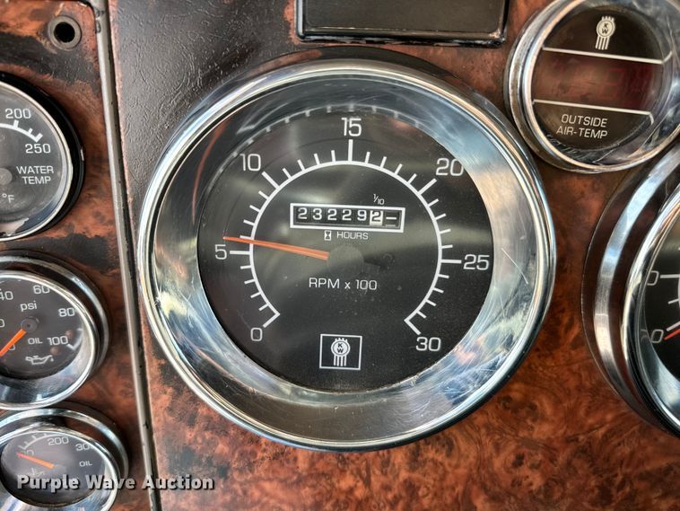 image for item EJ0317 2006 Kenworth T800 semi truck