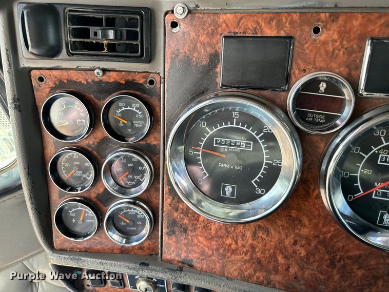 image for item EJ0317 2006 Kenworth T800 semi truck