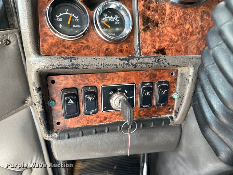 image for item EJ0317 2006 Kenworth T800 semi truck