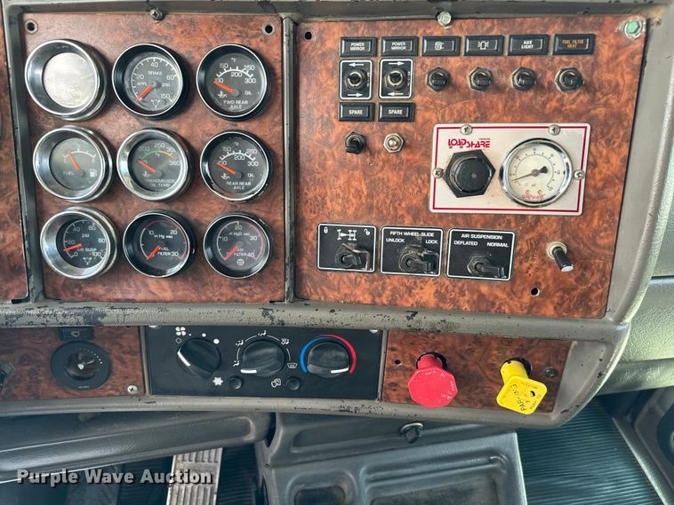 image for item EJ0317 2006 Kenworth T800 semi truck