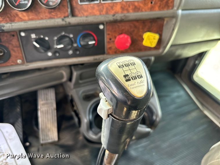 image for item EJ0317 2006 Kenworth T800 semi truck