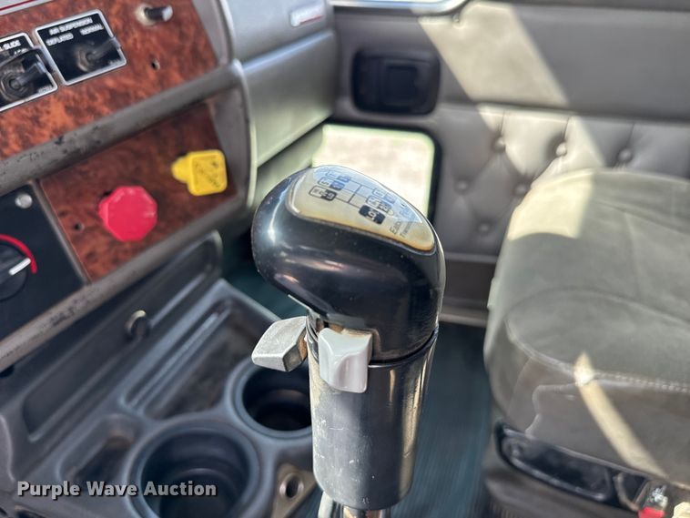 image for item EJ0317 2006 Kenworth T800 semi truck