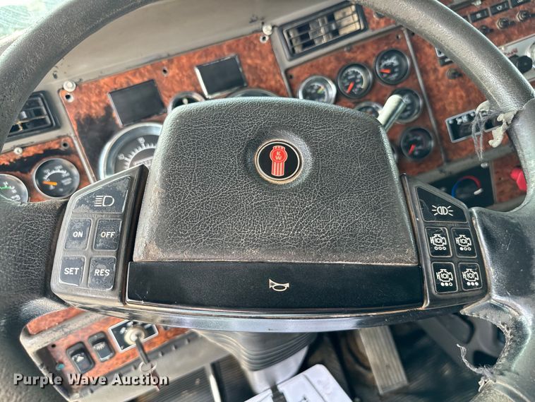image for item EJ0317 2006 Kenworth T800 semi truck