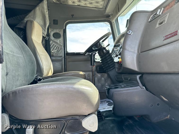 image for item EJ0317 2006 Kenworth T800 semi truck