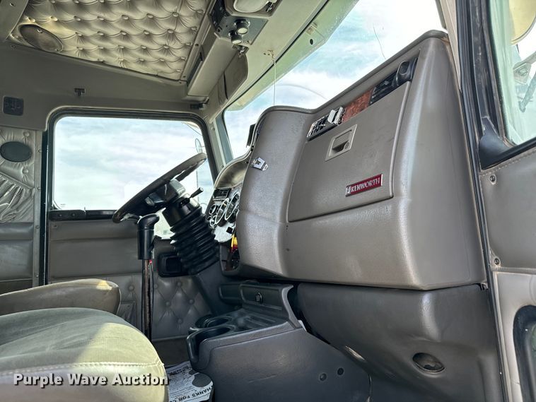 image for item EJ0317 2006 Kenworth T800 semi truck