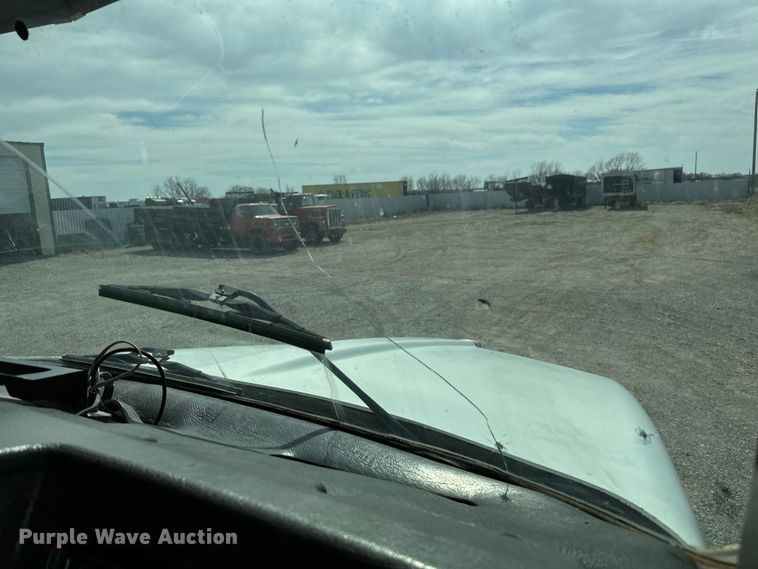 image for item EJ0317 2006 Kenworth T800 semi truck