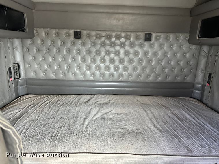 image for item EJ0317 2006 Kenworth T800 semi truck