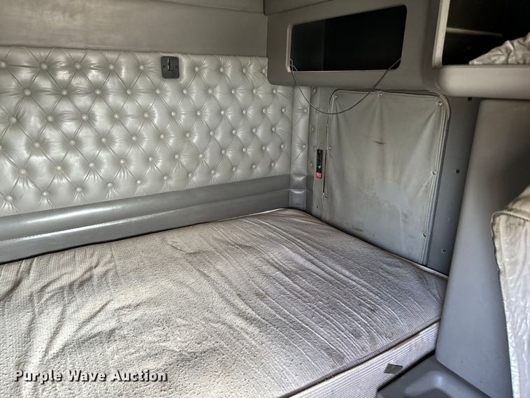 image for item EJ0317 2006 Kenworth T800 semi truck