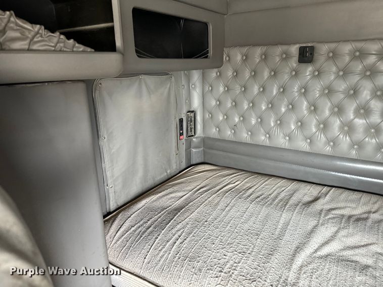 image for item EJ0317 2006 Kenworth T800 semi truck