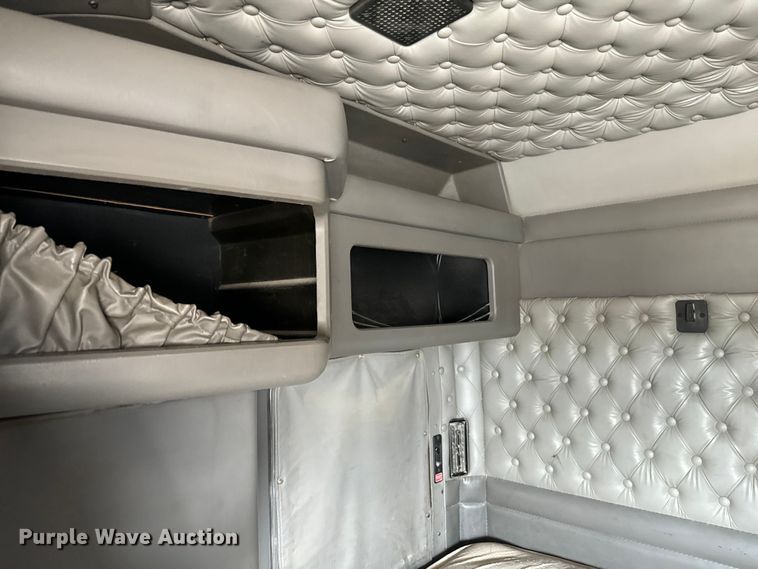 image for item EJ0317 2006 Kenworth T800 semi truck