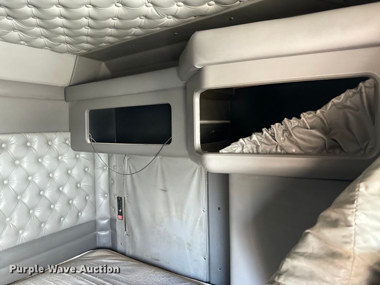 image for item EJ0317 2006 Kenworth T800 semi truck