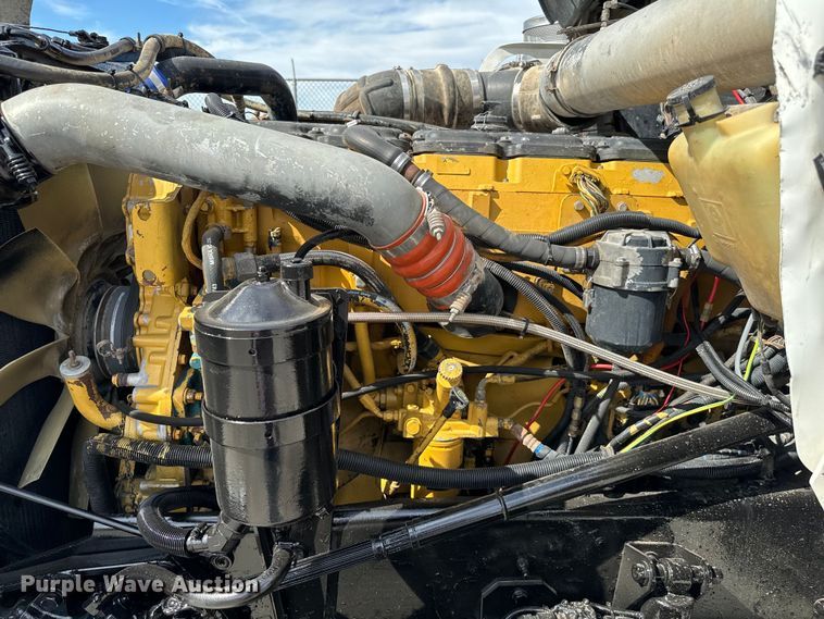 image for item EJ0317 2006 Kenworth T800 semi truck