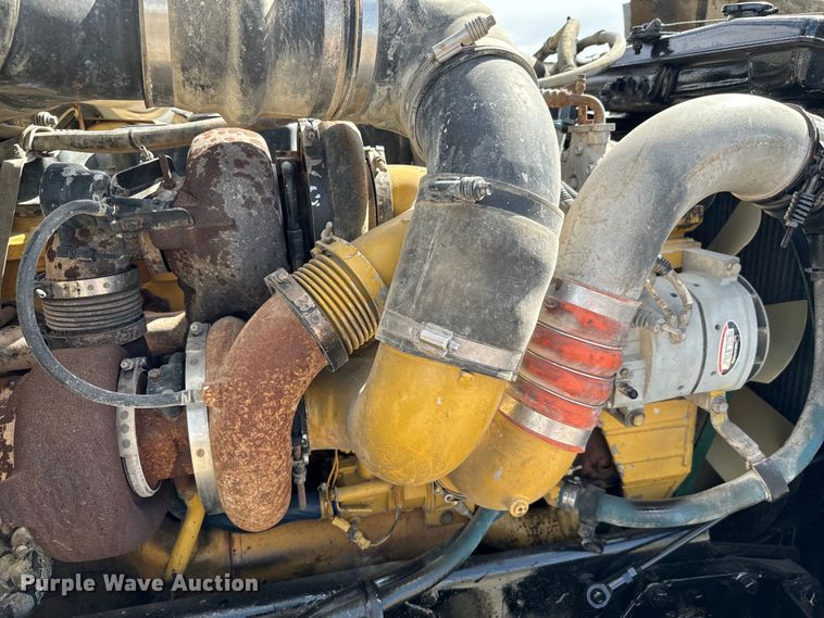 image for item EJ0317 2006 Kenworth T800 semi truck