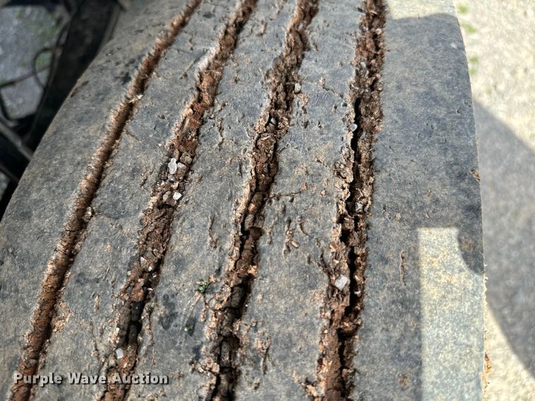 image for item EJ0317 2006 Kenworth T800 semi truck