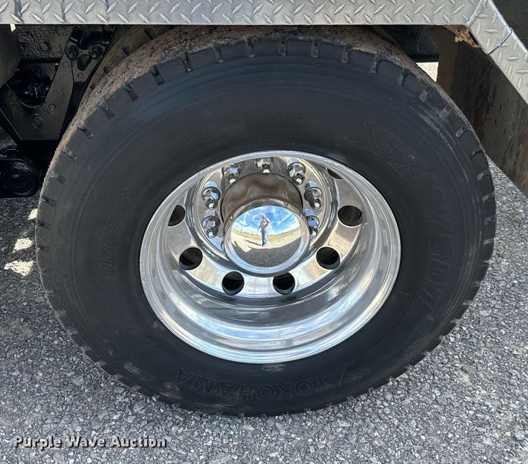 image for item EJ0317 2006 Kenworth T800 semi truck