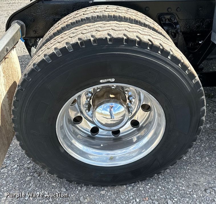 image for item EJ0317 2006 Kenworth T800 semi truck