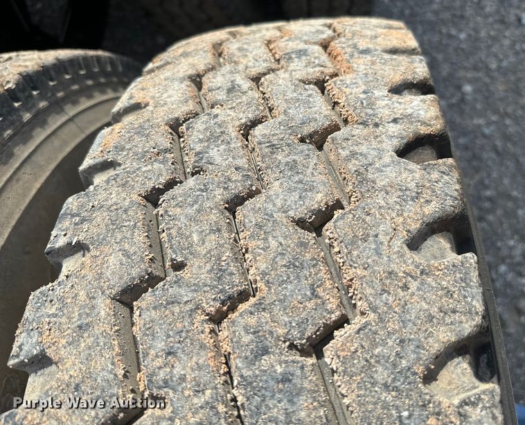 image for item EJ0317 2006 Kenworth T800 semi truck