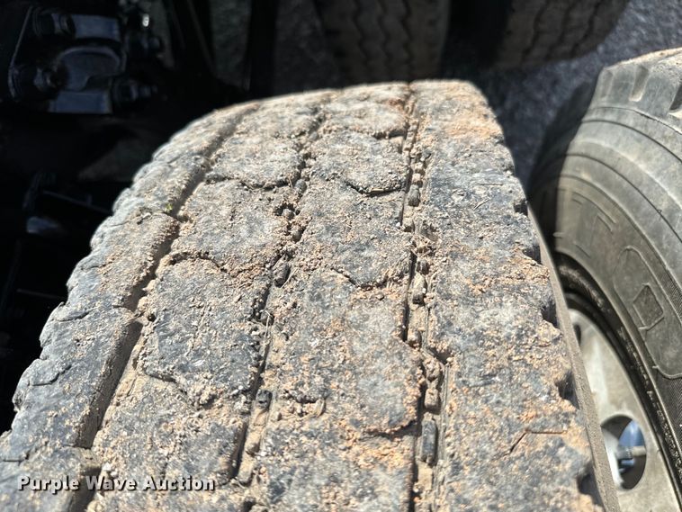 image for item EJ0317 2006 Kenworth T800 semi truck