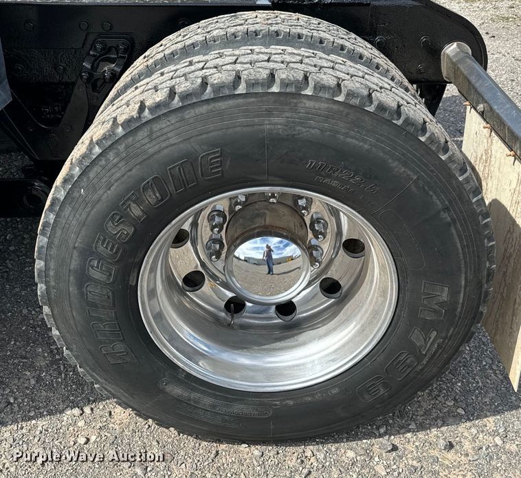 image for item EJ0317 2006 Kenworth T800 semi truck