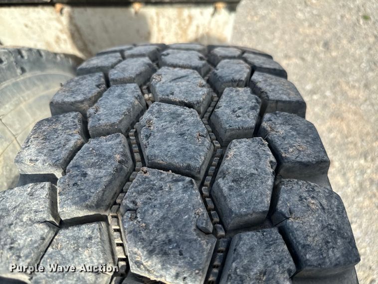 image for item EJ0317 2006 Kenworth T800 semi truck