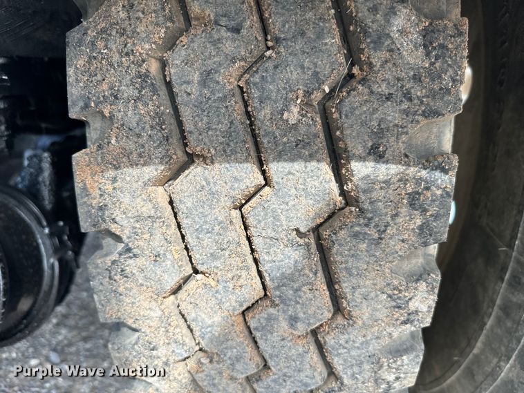 image for item EJ0317 2006 Kenworth T800 semi truck